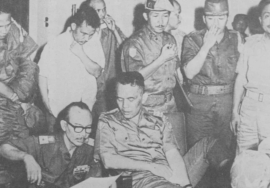1965년 10월 1일 밤 학살에 대해 논의 중인 두 장군