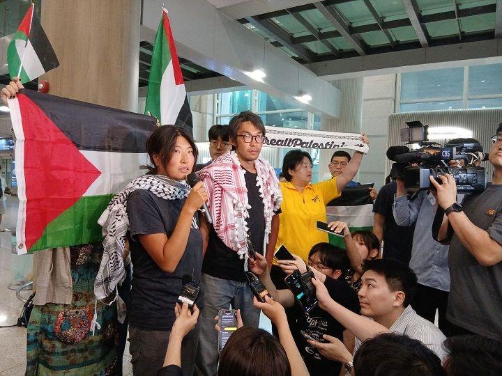 항해 직후 귀국해 인터뷰 중인 해초와 동현